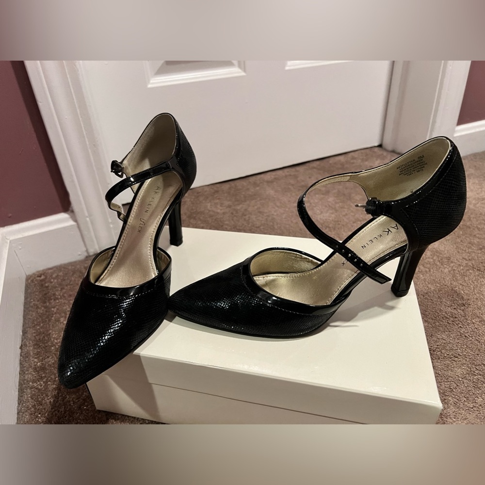 Black pumps